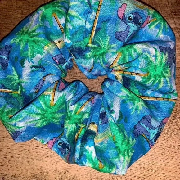 ❤️4/$20❤️ MEGA oversized stitch scrunchie - Picture 1 of 3
